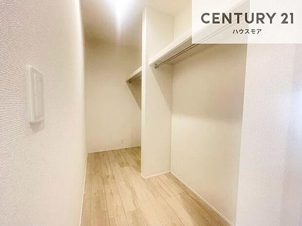 ファミリークロークを備えた住まいは、収納力と快適さを兼ね備えた贅沢な空間設計。衣類やバッグ、季節物までひとまとめにでき、日々の整理整頓がぐっとスマートに！