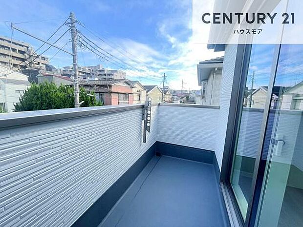 ルーフバルコニー！屋根が付いているので、急に雨が降っても濡れにくく安心！強い日差しもカットしてくれるので、お天気の良い日は、お外へ出て深呼吸するのもよさそうです！