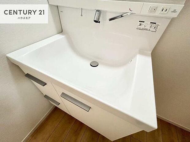 深い洗面台ボウルは、水が跳ねにくいのでお手入れが楽々!清潔感が保てます!キレイな洗面所で自分磨きのモチベーションが上がりますね!