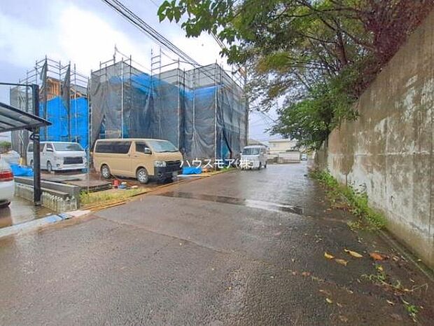 前面道路6m!陽当り良好な立地です。車庫入れが苦手な方も安心ですね。