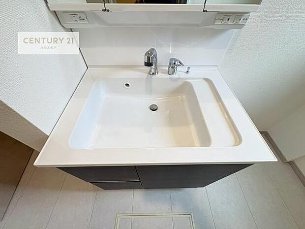 深い洗面台ボウルは、水が跳ねにくいのでお手入れが楽々!清潔感が保てます!キレイな洗面所で自分磨きのモチベーションが上がりますね!
