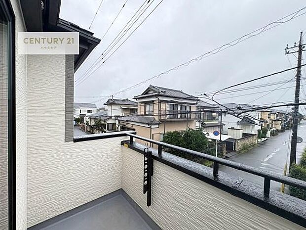 陽当たりの良いバルコニーで、洗濯物も気持ちよく干せる住空間。日中は明るい陽光が差し込み、爽やかな風も感じられる心地よい場所です。