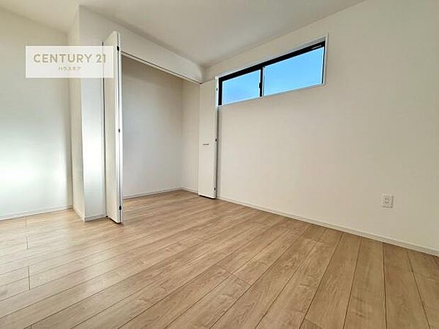 掃き出し窓がないお部屋は、お子様のお部屋としても安心です!収納スペースも充実しているので散らかったお部屋をサッと片付けられます!