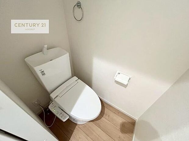 1・2階にトイレがございます!朝の忙しい時間帯も待たずにすみそうですね。白を基調とした清潔感のあるトイレでお手入れがしやすいです!