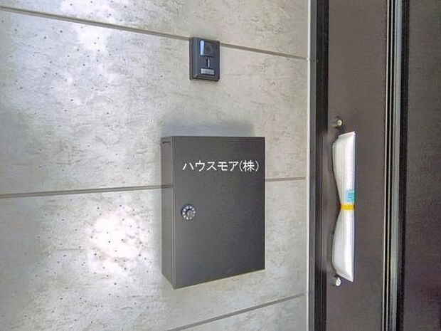 外壁に設置されたポストは、外観デザインと美しく調和しながら、使い勝手にも配慮された便利な設備です。