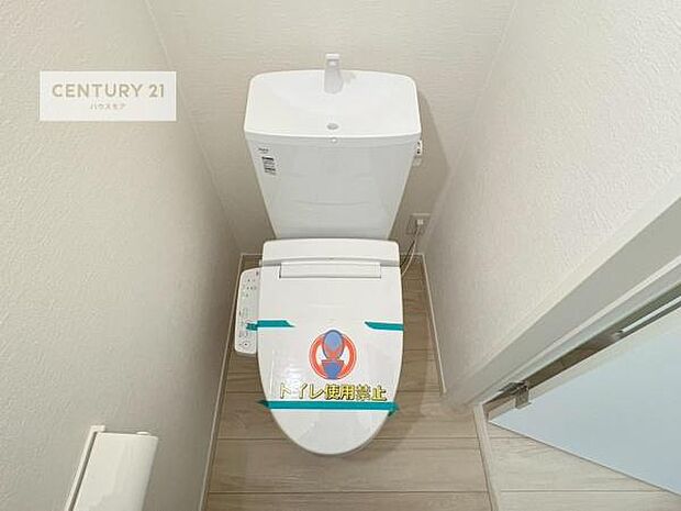 1・2階にトイレがございます!朝の忙しい時間帯も待たずにすみそうですね。白を基調とした清潔感のあるトイレでお手入れがしやすいです!