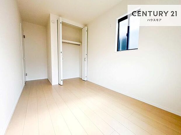 掃き出し窓がないお部屋は、お子様のお部屋としても安心です!収納スペースも充実しているので散らかったお部屋をサッと片付けられます!