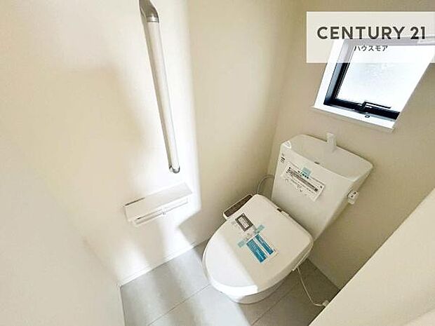 1・2階にトイレがございます!朝の忙しい時間帯も待たずにすみそうですね。白を基調とした清潔感のあるトイレでお手入れがしやすいです!