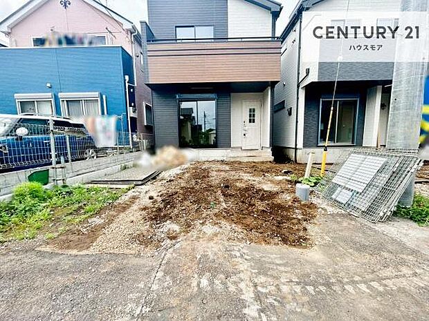 駐車スペースは2台分あります!セカンドカーはもちろん、バイクや自転車なども置き場所に困りません。