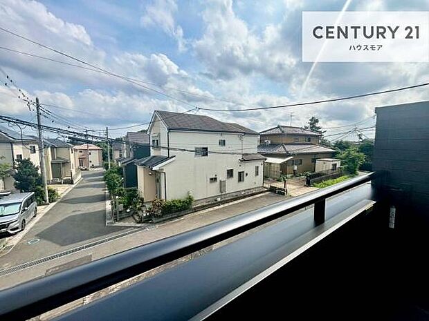 晴れた日には青い空を見渡せる開放的な時間を楽しめます。気持ちの良い風が通り抜ける街並みです!