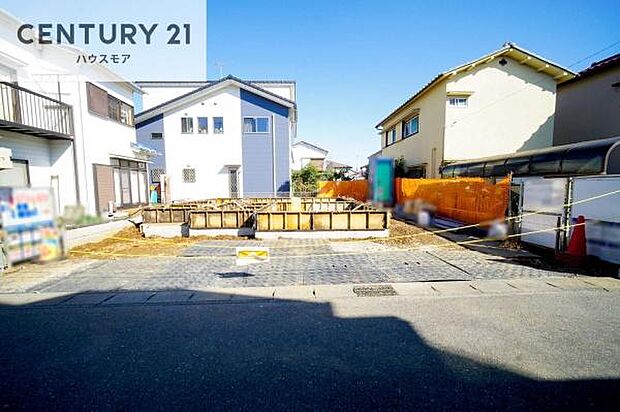 駐車スペースは2台分あります!セカンドカーはもちろん、バイクや自転車なども置き場所に困りません。
