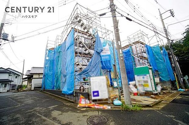 前面道路は4ｍ×4.8ｍ陽当たり良好な立地です。車庫入れが苦手な方も安心ですね。