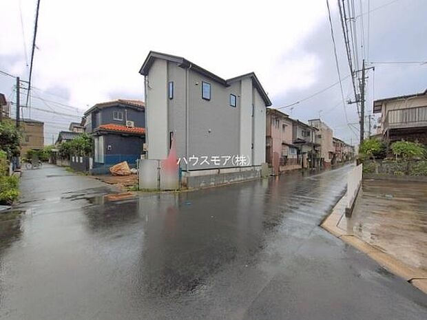 前面道路4m×6m!陽当り良好な立地です。車庫入れが苦手な方も安心ですね。