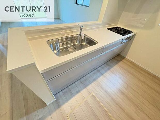 大人気の対面式システムキッチンを採用しています!ご家族のコミュニケーションが自然と増える設計です。お子様にも目が届くので嬉しいですね!広々使えて快適で作業が進みます。