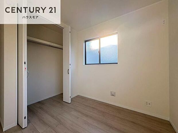 掃き出し窓がないお部屋は、お子様のお部屋としても安心です!収納スペースも充実しているので散らかったお部屋をサッと片付けられます!