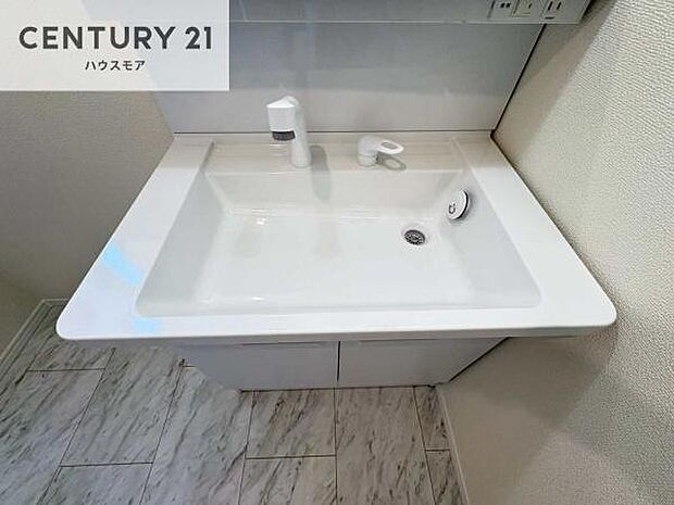 深い洗面台ボウルは、水が跳ねにくいのでお手入れが楽々!清潔感が保てます!キレイな洗面所で自分磨きのモチベーションが上がりますね!