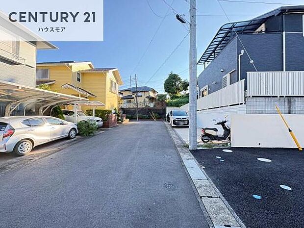 前面道路6m!陽当り良好な立地です。車庫入れが苦手な方も安心ですね。