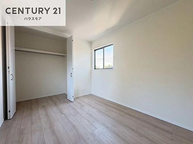 掃き出し窓がないお部屋は、お子様のお部屋としても安心です！収納スペースも充実しているので散らかったお部屋をサッと片付けられます！