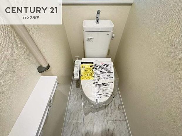 1・2階にトイレがございます！朝の忙しい時間帯も待たずにすみそうですね。白を基調とした清潔感のあるトイレでお手入れがしやすいです！