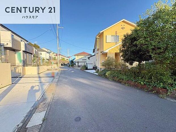 前面道路6ｍ！陽当り良好な立地です。車庫入れが苦手な方も安心ですね。