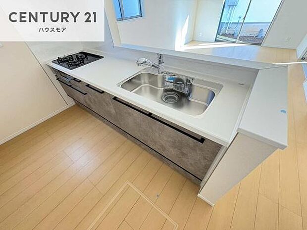 大人気の対面式システムキッチンを採用しています!ご家族のコミュニケーションが自然と増える設計です。お子様にも目が届くので嬉しいですね!広々使えて快適で作業が進みます。