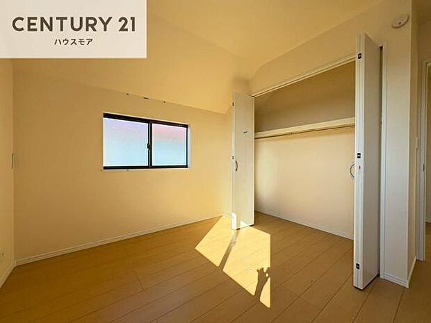 掃き出し窓がないお部屋は、お子様のお部屋としても安心です!収納スペースも充実しているので散らかったお部屋をサッと片付けられます!