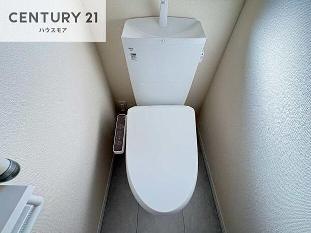 1・2階にトイレがございます!朝の忙しい時間帯も待たずにすみそうですね。白を基調とした清潔感のあるトイレでお手入れがしやすいです!