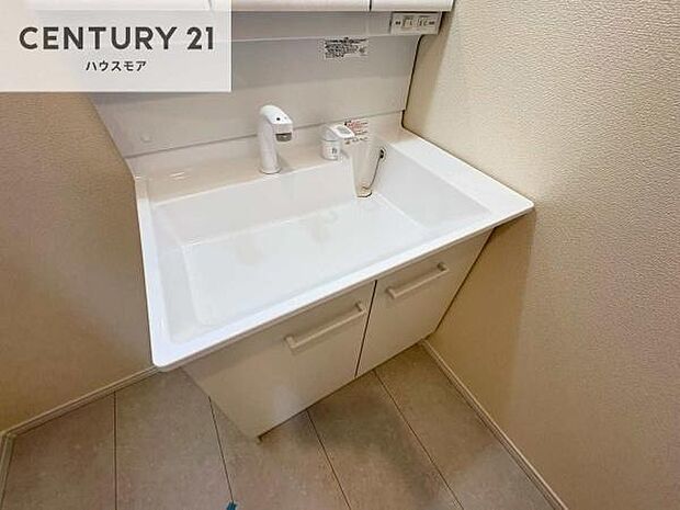 深い洗面台ボウルは、水が跳ねにくいのでお手入れが楽々!清潔感が保てます!キレイな洗面所で自分磨きのモチベーションが上がりますね!