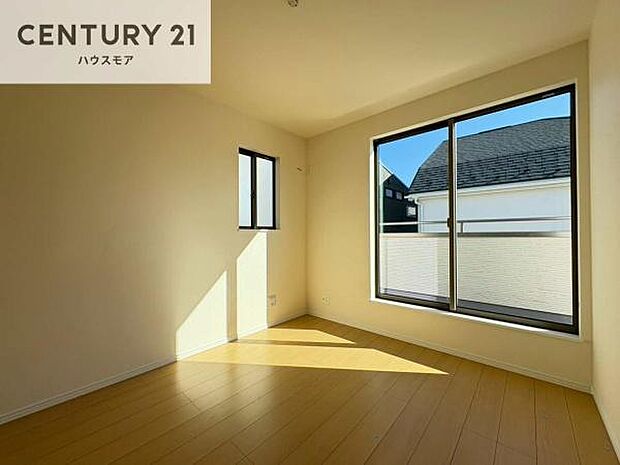 明るい室内は風通しも良く、大変居心地の良い空間となっております。リラックスして過ごせる心地の良いお部屋です!