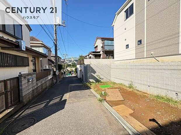 前面道路4m!陽当り良好な立地です。車庫入れが苦手な方も安心ですね。