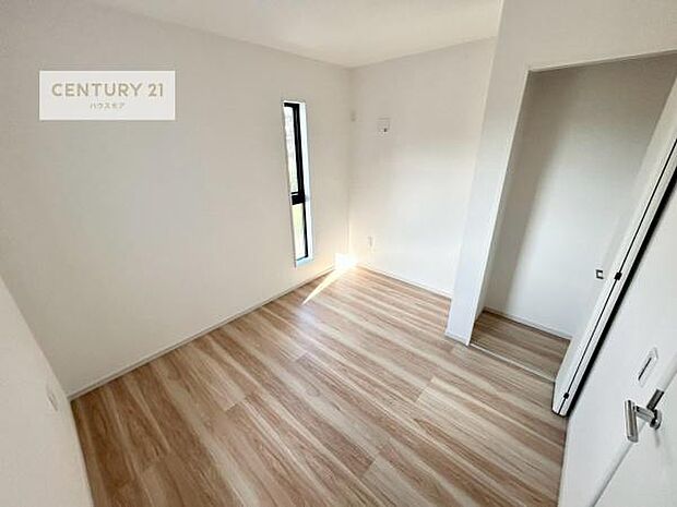 掃き出し窓がないお部屋は、お子様のお部屋としても安心です！収納スペースも充実しているので散らかったお部屋をサッと片付けられます！