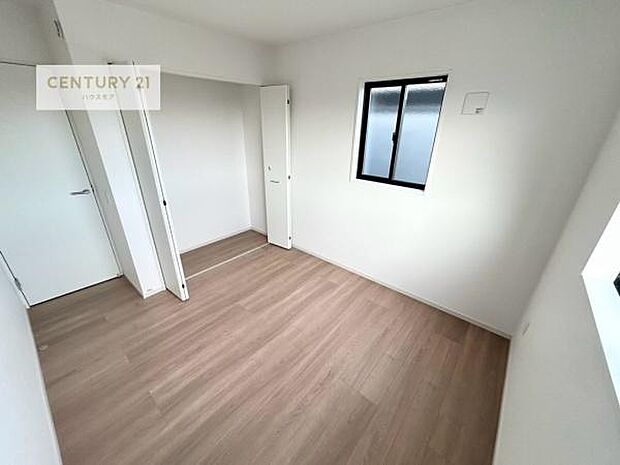 掃き出し窓がないお部屋は、お子様のお部屋としても安心です！収納スペースも充実しているので散らかったお部屋をサッと片付けられます！