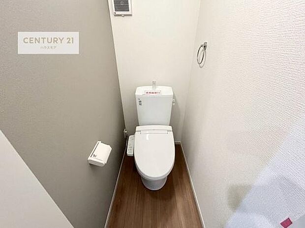 1・2階にトイレがございます！朝の忙しい時間帯も待たずにすみそうですね。白を基調とした清潔感のあるトイレでお手入れがしやすいです！
