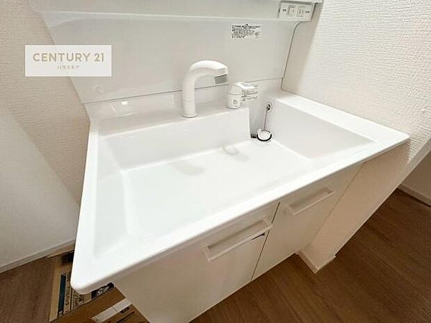 深い洗面台ボウルは、水が跳ねにくいのでお手入れが楽々！清潔感が保てます！キレイな洗面所で自分磨きのモチベーションが上がりますね！