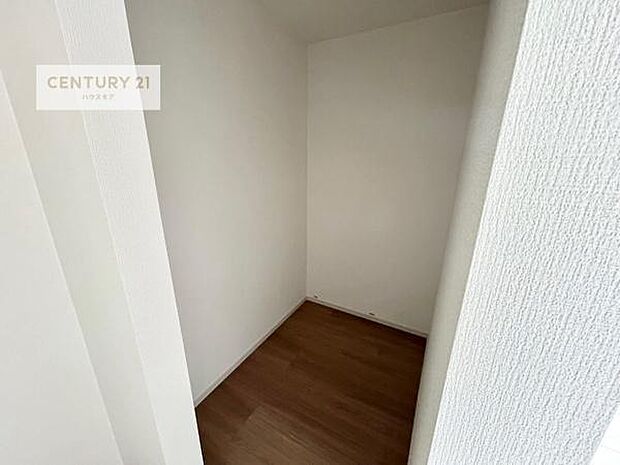 ウォークインクローゼット付きです。たくさんのお洋服などを収納しておけそうですね！他にも扇風機や加湿器など季節物の大きな家電も収納できます！