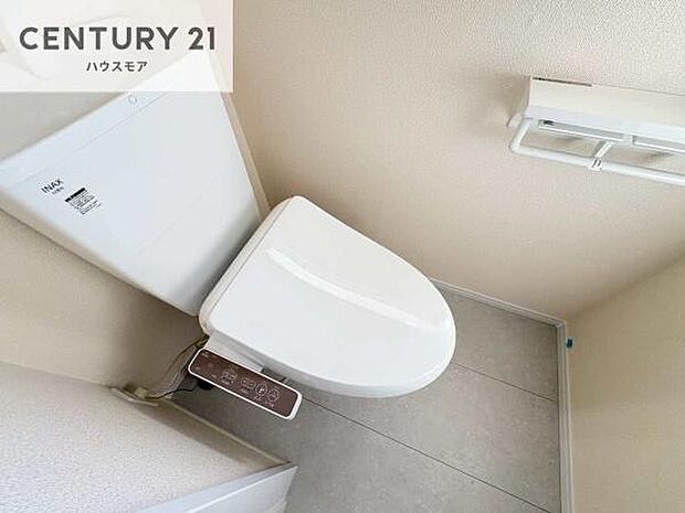 1・2階にトイレがございます！朝の忙しい時間帯も待たずにすみそうですね。白を基調とした清潔感のあるトイレでお手入れがしやすいです！
