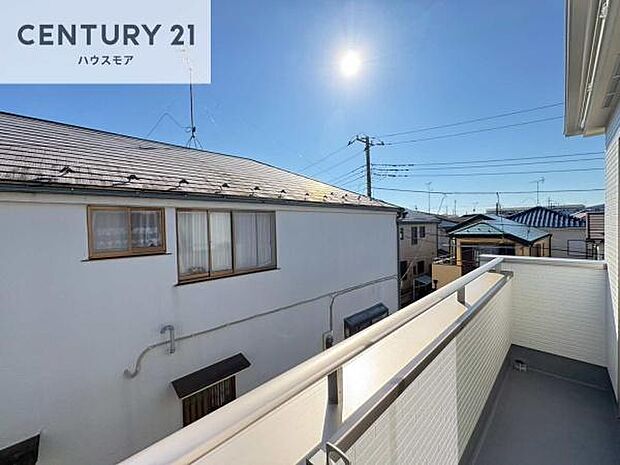 広々としているバルコニーです！お洗濯物を干すのはもちろん風に当たりながらくつろぎタイムが送れます！