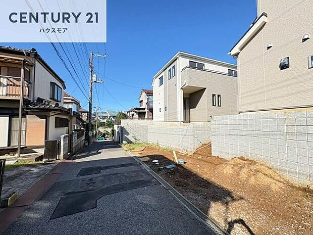 前面道路4ｍ！陽当り良好な立地です。車庫入れが苦手な方も安心ですね。
