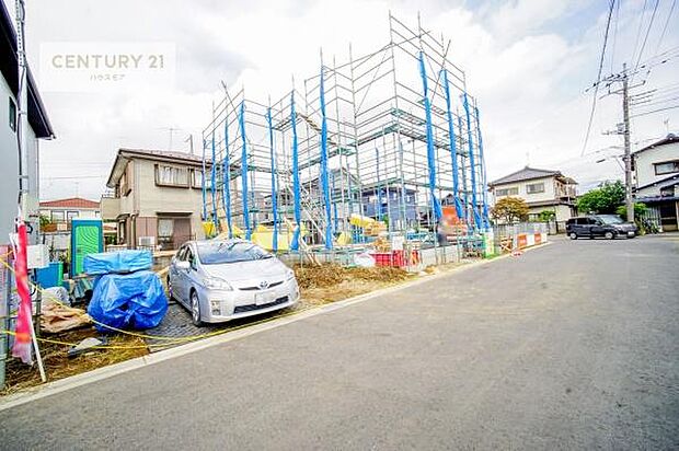 前面道路は6m!陽当り良好な立地です。車庫入れが苦手な方も安心ですね。