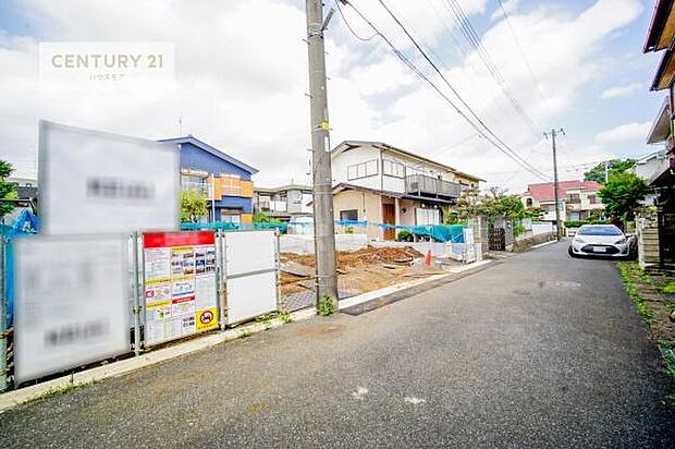 前面道路は4.5m!陽当り良好な立地です。車庫入れが苦手な方も安心ですね。