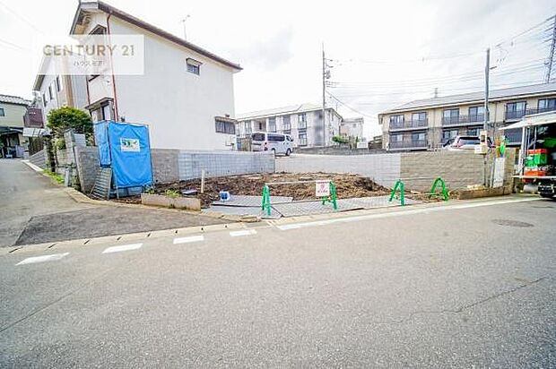 前面道路は4ｍ×8ｍ！車庫入れが苦手な方も安心ですね。