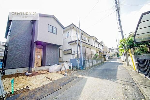 前面道路は4m!陽当り良好な立地です。車庫入れが苦手な方も安心ですね。