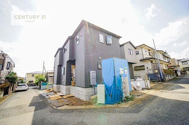 前面道路は4m×4m!陽当り良好な立地です。車庫入れが苦手な方も安心ですね。