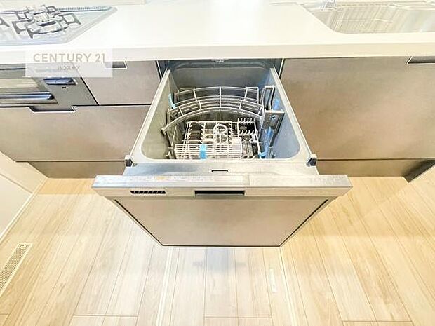 食洗機付きのキッチンです!忙しい時や手荒れ防止として大変活躍する便利な仕様!ビルトインなのでキッチンの場所を取らず調理スペースを広く使うことが出来ます!