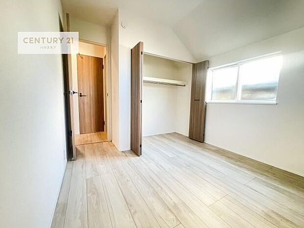 掃き出し窓がないお部屋は、お子様のお部屋としても安心です!収納スペースも充実しているので散らかったお部屋をサッと片付けられます!