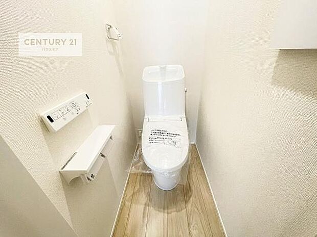1・2階にトイレがございます!朝の忙しい時間帯も待たずにすみそうですね。白を基調とした清潔感のあるトイレでお手入れがしやすいです!