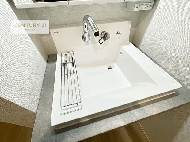 深い洗面台ボウルは、水が跳ねにくいのでお手入れが楽々!清潔感が保てます!キレイな洗面所で自分磨きのモチベーションが上がりますね!