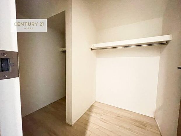 ファミリークローゼットを備えた住まいは、収納力と快適さを兼ね備えた贅沢な空間設計。衣類やバッグ、季節物までひとまとめにでき、日々の整理整頓がぐっとスマートに!