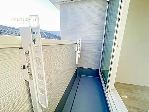 陽当たりの良いバルコニーで、洗濯物も気持ちよく干せる住空間。日中は明るい陽光が差し込み、爽やかな風も感じられる心地よい場所です。