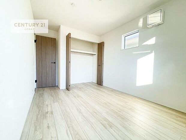 全居室収納スペースがついています!居室をスッキリ整頓する事ができますね。家具を選ばないシンプルなデザインの為、家具を選ばずお気に入りの空間作りができそうですね。